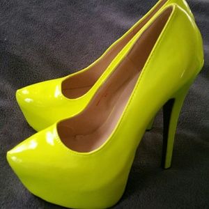 Women's neon yellow pumps